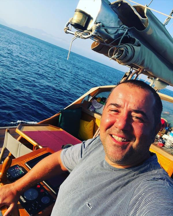 Byd ehirle ilgili Demirer "Osmanl da var iinde, Zeki Mren de var, Mzeyyen Senar da var, Gvercinler var, klavyeler var, Roman mahallesi var. O katmanlarn iinde bydm. imdiki ocuklarmzn biraz ansszl bu tip alaturka, insani ve geleneksel renklerden uzak bymek zorunda kalyorlar ounlukla ehirlerde." ifadelerini kulland.