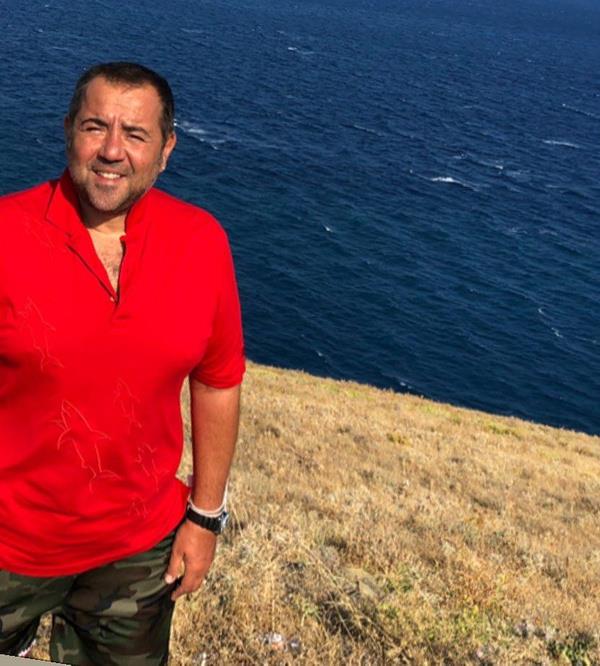 ocukken yalnz bir ocukluk geirdiini ifade eden Ata Demirer, ?'Daha dorusu biraz yalnzl tercih eden bir ocukmuum annem yle sylyor. nk hem ocuk olup hem iko olmak ok zor bir eydi." dedi.