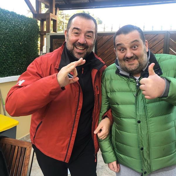 Byk kitleler tarafndan tannma, gsterilerin kapasitesinin artmasnn yan sra senaryo yazmay da burada rendiini belirten Ata Demirer ?'O kadar ok senaryo okudum ki, Glse'nin senaryolar bir de gerekten ders gibidir. Durum komedileri, komedi senaryosunun dinamiini, atsn fark etmeden renmiim." diye konutu.