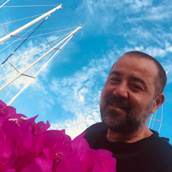 Demirer ocukluk dnyasyla ilgili "Hacivat ile Karagz'n dnyas, dad, falc, klhanbeyi, mahallenin delisi bunlarn hepsini yaadm, iinde bydm. ocukluum kendi kendimi elendirmekle balad. Bursa'ya borluyum, o ok bozulmam Bursa, ocukluumun Bursa's ok renkli, ok katmanlyd." diye konutu.