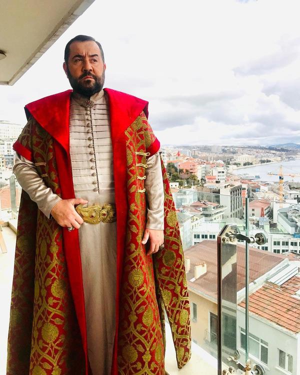 Szlerinin sonunda Demirer "Annem bana bir mesaj atm, biliyor aradmz. ?u u dizide bir kz var, izlediniz mi?' diye... Ben hemen baktm. Geldi Tuvana, zaten mzikal yetenei de var. Karakterin ark da sylemesi gerek." dedi.