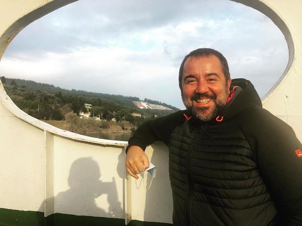 Hayatn kendisini ok mutlu ettiini ve mutlu bir insan olduunu syleyen Ata Demirer "iman bir ocuk olmak, yalnz olmak. Yalnzln yle bir avantaj var, karya geip gzleyebiliyorsun. Kim ne yapyor, ne ediyor? Gzlemek igdsel bir ey. yle gryorsun." dedi.