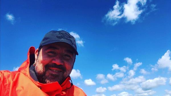 "Kendim iin hi paylamadan, suyun altnda..." diyen Demier "Deniz baka bir ey, sonuta hayat ksa bir ey ne kadar sevdiimiz bir eylerin peinden koarsak o kadar verimli birine dnrz diye dnyorum. Mutlu insandan zarar gelmez. Mutsuz insandan zarar gelir. Deniz beni mutlu eden bir ey.'' diye konutu.