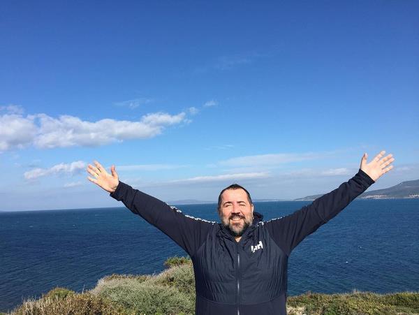 Platoya gidiini anlatan Demirer "Avrupa Yakas'nn ilk ynetmeni Hakan Algn beni arad dedi ki: Bak hata yapyorsun, bir gel dedi. Bir gittim Platoya, Sinan etin'in yanna, bir demo ekmiler, seyrettirdiler. Baktm ben ieri girerken Gazanfer abiyi bir grdm. Ben tabi yle dnemedim." eklinde konutu.