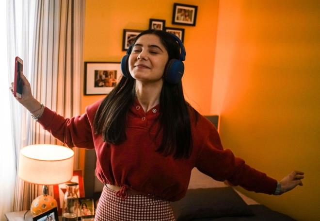 ?SEYR ZEVK YKSEK BR KARAKTER?    Kat Ev?in ok doru zamanda kendisine teklif edildiini belirten gen oyuncu Helin Kandemir, heyecann u szlerle anlatyor:     ?lk okuduum anda hissettiim diri heyecan ve tutkuyu, her sahnenin banda yaamaya devam ediyorum. Ayrca bu tutkuyu ekip arkadalarmla paylamak da bir o kadar  gzel. Cemre bir oyuncu iin yaamas ok keyifli ve retici, izleyici iinse seyir zevki ok yksek bir karakter. Ald ve alaca kararlara tank olup onunla seyirci arasnda kpr kuruyor olmak bana her sahnede yeni bir ey retiyor. Bu yzden Kat Ev imdiden kariyerimin (iyi ki) tarafnda.?