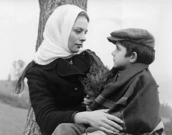 Hlya Koyiit'le ilgili Kral "Gelin?de rol almtk. Hlya Hanm, sinemada en beendiim oyunculardan. Filmin 40?nc ylndaki zel gsteriminde tekrar karlatk. ok sevecen bir insand. O filmde de anne rolndeydi. Anne-oul gibiydik film boyunca." dedi.