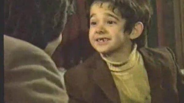 "Kolay alayabilen bir ocuktum" diyen Kral "zmir, Kordon?da bir ekim vard. ?Ala? diyorlar, alayamyorum. Ertem Abi?nin o sert tarafn ite orada grdm. Ertem Abi, ?Tark bir sigara yak? dedi. Daha doal olmas iin sigarann dumann gzme fledi. Bir anda gzlerimden ya geldi." szleriyle anlatt.