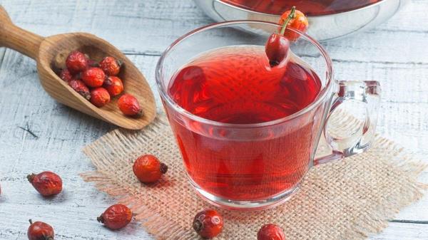 Kalp ve Damar Hastalklarndan Korur<br>  Yine yksek antioksidan ieriine bal olarak kuburnu meyvesi kalp ve damar hastalklarna kar koruma salar. Bunun yan sra C vitamini ieriinin yksek olmas nedeniyle damar yapsnn korunmasna, bu sayede ateroskleroz (damar sertlii) gibi hastalklara kar koruma salamaya yardmcdr. Kan basncn drme, kt kolesterol olarak bilinen LDL seviyelerini azaltma gibi etkileri olduu bilinen kuburnu, kalp hastalklarndan korunmak isteyen bireyler tarafndan mutlaka tketilmesi gereken besinler arasnda yer alr.