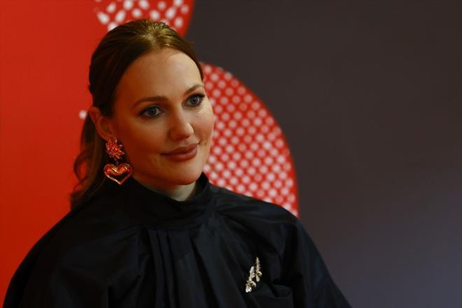 "Yaknda bir dizi projesinde yer alacam"  <br>    Yeni projeler zerinde altn bildiren Uzerli, 8-10 blmlk bir dizi projesinde yer alaca bilgisini paylat. Uzerli, "Yaknda srpriz dolu bir hikayede ok gzel bir karakteri canlandracam. Bu dizide izleyicinin beklemedii birok olay yaanacak. Bu dizi, izleyiciye koltuundan kalkmasna izin vermeyecek." ifadelerini kulland.