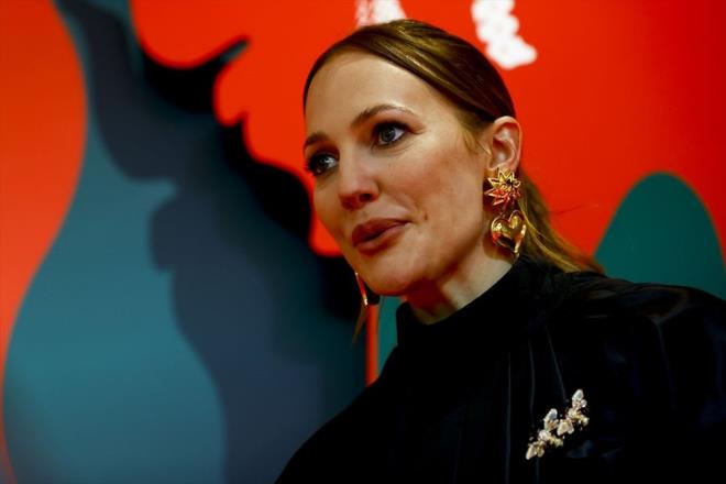 "Rus sinemasnda oynamak istiyorum"  <br>  Oyuncu Meryem Uzerli, Rus sinemasn yakndan takip ettiini ve Rus oyuncularndan Renata Litvinova'ya hayran olduunu syledi. Rus sinemasnda oynamak istediini dile getiren Uzerli, "Elbette, Rus sinemasndaki projelerde yer almak istiyorum. Sonuta bir sanat olarak buna lke apnda bakmyorum. Karma pozitif anlamnda beni zorlayan bir proje veya karakter karsa neden olmasn? Rusya?dan veya herhangi bir lkeden film konusunda teklif gelirse ilgilenirim" dedi. Uzerli, Moskova'da festival kapsamnda bu konuda birok grme yaptn aktard.