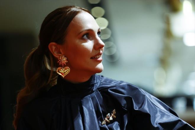 Okul zamanlarnda Rus dili dersi aldn anlatan Uzerli, "Rusa okuyabiliyor, yazabiliyorum. Ancak pratik yapmadm iin birok eyi unuttum. Rus arkadalarm arada srada Rusa kelimeleri bana hatrlatyor. ki  ay zerinde alrsam, Rus dilini tekrar hatrlarm" diye konutu.