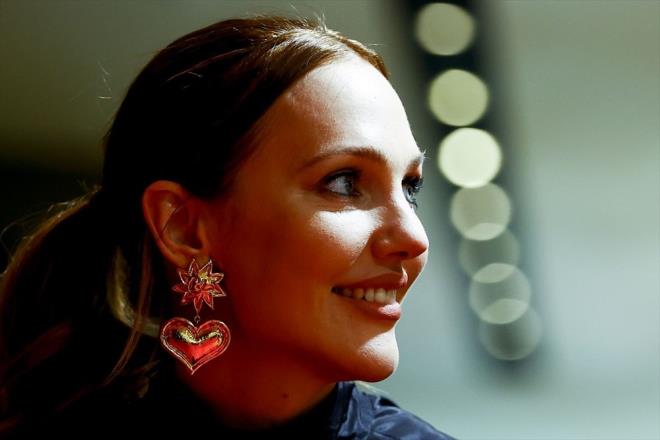 Uzerli, "Alnda insann nereden geldii, nerede doduu, cildinin hangi renkte olduunun hi bir nemi yok. Benim iin herkes ayndr. Kendimi ve herkesi dnya insan olarak gryorum." deerlendirmesinde bulundu.