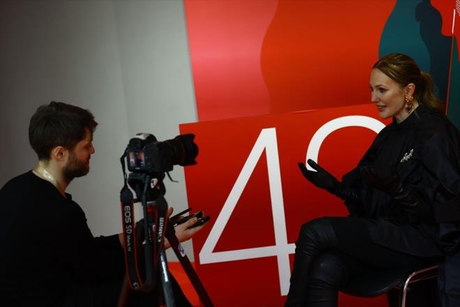 "Anne olma hissini ikinci kez yaadm iin ok mutluyum"  <br>  Srekli younluk iinde olmasna ramen ocak aynda ikinci kez anne olduunu anmsatan Uzerli, "Anne olma hissini hayatmda tekrar yaadm iin ok mutluyum. Anne olmak dnyann en byk mucizesidir. Bundan daha byk bir mucize yok" eklinde konutu. Hem ocuklarla hem de iiyle ayn anda ilgilenebildiini belirten Uzerli, kendisine bu konularda sevgilisinin destek verdiini syledi.