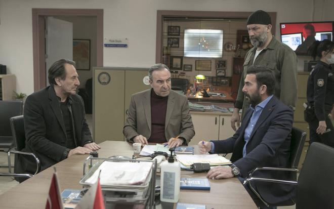 Yeni sezona birbirinden iddial diziler ile bomba gibi giren ATV'de yaprak dkm balad. lk sezonu ile seyirciyi avucuna alan Hercai son blmlerde reytinglerde iyice gerileyince final yapmt. imdi bir ATV dizisi daha can ekiiyor, final kapda.