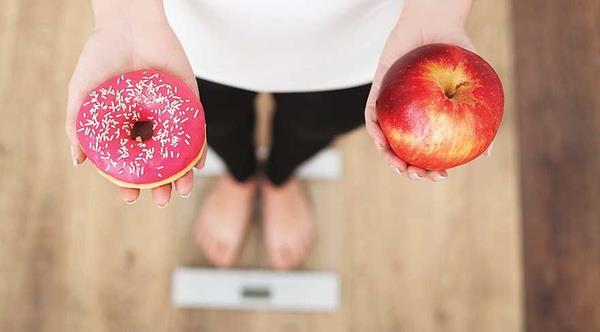 ekeri hayatnzdan karn  <br>  eker ieren besinler tkettiinizde kan ekeriniz hzl ykseliyor ve yine hzla dyor, bu da vcutta ani ackmaya, daha fazla yemek yemenize sebep oluyor. Dolaysyla eker tketiminden mutlaka kanmalsnz. Ayrca dikkat etmeniz gereken bir baka nemli nokta da, gizli ekerler! aynza hi eker atmyor olabilirsiniz ki bu salnz iin ok nemli bir alkanlk. Ancak dardan satn aldnz paketli rnlerin iinde yer alan eker miktarna da dikkat ediyor musunuz? Her paketli rnn etiketini mutlaka okuyun, aksi halde vcudunuza fazla eker alm olursunuz. Bunun sonucunda siz fark etmeden tkettiiniz eker nedeniyle karn ve bel evrenizdeki yalanma artmaya balar.