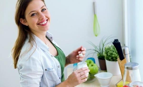 Protein ve lif nemli  <br>  Beslenme ve Diyet Uzman Yeim zcan, ?Karn ve bel evresindeki yalanmay azaltmak iin protein ve lif arlkl besinleri tercih etmek gerektiini belirterek, ?nk protein ve lif ieren besinler kan ekeri seviyesini dzenleyerek daha uzun sre tok tutuyorlar. Dolaysyla kahvaltda mutlaka iyi protein kayna olan peynir ve yumurtaya yer verin. Brek, poaa gibi unlu gdalardan, ekerli besinlerden uzak durun. len yemeinde yine protein arlkl et/tavuk/balk veya kuru baklagil yemeklerini tercih edebilirsiniz. Yannda bol lif kayna kark yeil salata da elik edebilir. Akam saatlerinde ise daha ok sebze arlkl yemekler ve yourt tketmenizde fayda var? diyor.