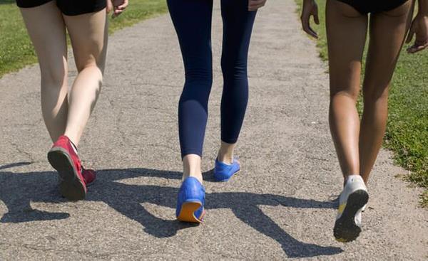 Yemekten sonra yry art!  <br>  Gnlk ortalama ka adm attnz hi hesapladnz m? Yantnz ?hayr? ise en ksa zamanda hesaplamanzda fayda var, nk yry kan ekeri seviyenizin kontrol iin ok nemli. zellikle len yemeklerinden sonra yapacanz 15-20 dakika gibi ksa yryler vcudunuzdaki inslin seviyesini dengeledii iin karnda ya oluumunu nlemesinin yan sra yemekten sonra arlk kmesi, uyku gelmesi veya halsizlik hissi ikayetleri de hafifletecektir.