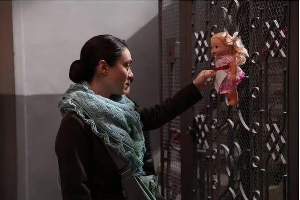 Glben hayatnn en mutlu anlarn yaarken Han, Esat'a syledikleriyle her ikisini de yerle bir etti. Han, Glben'in bebeklerinden birini getirerek Esat'a onun yetikin biri olmadn hala bebekleriyle oynadn syledi.