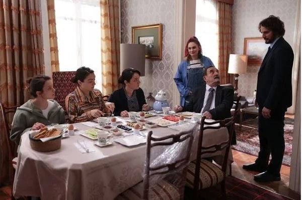 Masumlar Apartman dizisi yaymlanan son blmyle yine ilgiyle izlendi. Seyircinin kafasnda birok soru iareti brakan dizi yeni blmnde de merak uyandrd. Bir sredir ortalarda grnmeyen Esat, Han'a Glben'den holandn itiraf etti. Bu anlara kulak misafiri olan Glben'in mutluluktan ayaklar yerden kesildi.