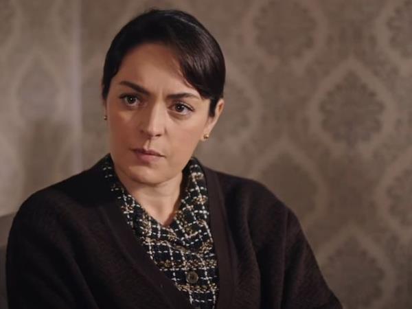 Dier yandan ise Han'n kazan dairesinde rehin tuttuu Naci ise yemek kabnn iine yazd yardm notunu koydu. Evde Han'n yemek kabn ykayan Safiye ise Naci'nin notunu buldu. Baba Hikmet ise notu aarak Naci'nin yardm istediini syleyince Safiye byk ok yaad.