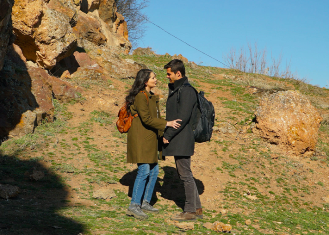 zleyenlerin memleket zlemini giderecek grsel bir len sunan dizi Gnlda'nn barollerinde  Berk Atan (Taner) ve Glsm Ali lhan (Dilek)  yer alyor. Ayrca gen yeteneklerin yan sra kadroda Yavuz Sepeti, Ege Aydan, Ecem zkaya gibi isimler de var.