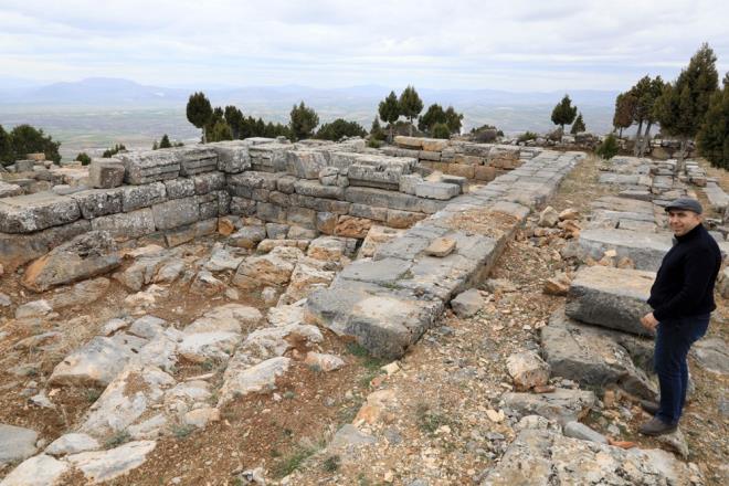 'KAYALARI DNAMTLE PATLATIYORLAR'    Alan dedektrlerle nce tarayp ardndan kaz yapan definecilerin rasgele yeri kazmadklarn da anlatan Prof. Dr. zhanl, ?Bunlarn artk internet siteleri var. Neler nerelerde bulunur gibi bilgiler paylayorlar. Kayalar zerinde bir kabartma varsa oraya bir delik ap dinamitle patlatyorlar. Bu mant zemedim. Kayann iinde altn arama zihniyeti sadece bizim lkemize mahsus sanrm. Gittiiniz her yerde bunu grmek mmkn. Eskiden kazp brakp giderlerdi. imdi kazp bir de zerini kapatyorlar. Sanki hi kazlmam gibi. Fark edilmesini nlyorlar. ukur ne kadar derin olursa o kadar ceza alacaklar iin hemen kapatyorlar" dedi.