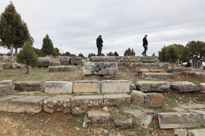 ZYARET YOK, DEFNEC OK    Define avclar, tapnak alannda dedektrlerle alan tarayp kaak kaz yapyor. Tarihe zarar veren kaak kazlar nedeniyle birok stun krlarak zarar grrken geliigzel alan ukurlar nedeniyle kaz ekibi de zorluk yayor. Blgede 2008'den bu yana kaz bakanl yapan Sleyman Demirel niversitesi Fen Edebiyat Fakltesi Arkeoloji blmnden Prof. Dr. Mehmet zhanl, "Paleolitik alardan itibaren birok farkl blgede hac merkezleri var. Pisidia blgesinin de hac merkezi burasyd. 1 ay boyunca burada kalp oru tutup kurbanlar kesiyordu. Burada Hristiyanlk ncesi ciddi bir ruhban snf var. Buradaki halk tapnak iin alyor. Ciddi ekonomisi vard. O dnem hac iin gelinen bu blgeye gnmzde yalnzca define avclar geliyor. le merkezinden gelen bir yol var. Bu yol asfaltlanmad iin ziyaretiden ok defineci geliyor. Ba edemiyoruz. Ne yazk ki bu tarihi alana da ilgimiz ok az. Kt amal insanlar dnda gelen yok. Onlarca kaz ukuru oluyor. Bu adamlar cinayet iliyor. Bir insan ldrmekle tarihi alana zarar vermek arasnda bir fark yok" diye konutu.