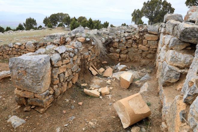 Prof. Dr. zhanl, yolun asfaltlanmasyla birlikte ile halknn bu yolu sklkla kullanmas sonucu defineciler iin bir caydrclk oluturacana da dikkati ekti.