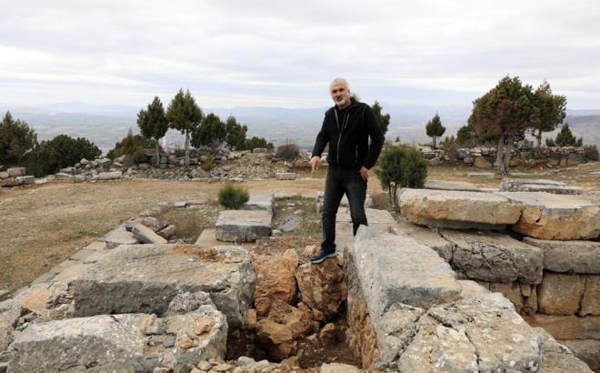 Isparta'nn Yalva ilesinde bulunan ve kkleri M.. 4'nc yzyllara kadar dayanan Ay Tanrs Men iin o dnemde kurulan Men Tapna?yla ilgili kaz almalar sryor. Kuzeyinde Bizans kilisesinin bulunduu blgenin en yksek noktasna kayalar zerine ina edilen Men Tapna, ile merkezinden yaklak 5 kilometre uzaklkta bulunuyor. Patika yoldan geerek tapnan olduu blgeye gelen ziyaretiler, burada hem Beyehir Gl'n hem de Eirdir Gl'n net ekilde grebiliyor. Tapnak o dnemde hac vazifesi iin Pisidia?dan yani kuzeyde ve batda Frigya, gneybatda Likya, gneyde Pamfilya, douda Likaonya?dan gelenlerin hac merkeziydi. Blge halknn gelip kurbanlar kesip oru tuttuu tek alan olarak biliniyor. Tarihi nemine karn bozuk yolu nedeniyle az sayda ziyaretinin gelebildii tapnak, define avclarndan byk ilgi gryor.