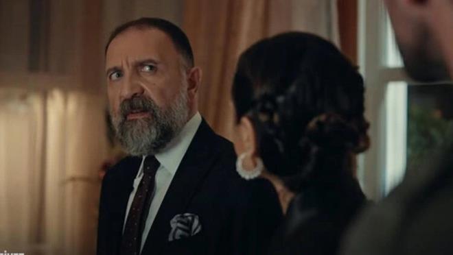 Dizide ?Hale Ilgaz? karakterine hayat veren Avar?n, senaryo gerei ei ?smail Ilgaz? roln oynayan Erturul Postolu?na tokat atmas gerekiyordu.