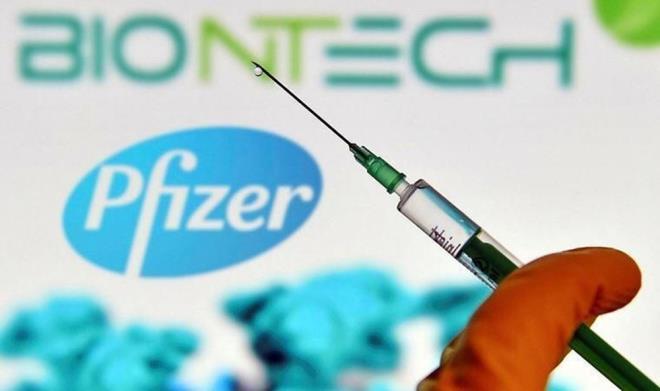 PFIZER/BIONTECH LE AILANANLAR AB'YE SERBESTE GREBLECEK M?    Avrupa Komisyonu Bakan Ursula von Der Leyen, bu haftann banda yapt aklamada, ?27 ye devletin tm, Avrupa la Ajans (EMA)tarafndan onaylanan alar yaptran herkesi koulsuz olarak kabul edecektir? ifadelerini kullanmt. Trkiye?de ise imdiye kadar onaylanan Sinovac, Sputnik ve Pfizer/BioNTech alarnndan yalnzca sonuncusu EMA onayna sahip. Ancak, yksek etkinlik gsterdii kantlanan dier iki aya ilikin de Avrupa?n ila dzenleyicisinin incelemeleri sryor.  Bu yaz AB lkelerine seyahat etmek birden fazla a pasaportu gerektirebilir: lkelere gre seyahat koullarnda son durum - 6