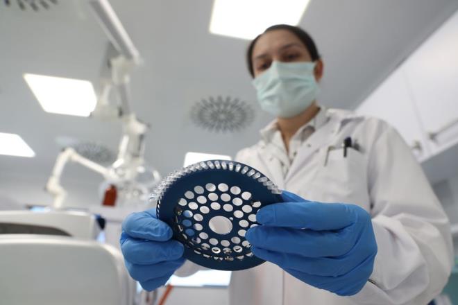 "SIFIRDAN AI RETM YAPACAIZ?    Farsi, GMP sertifikasyonu tamamlanan tesiste ?a dolumu? deil sfrdan a retimi yaplacann altn izerek, ?unu belirtmemde yarar var, biz ann btn retim prosesinin tamamn A'dan Z'ye Trkiye'de, bu tesislerde gerekletireceiz. Bundan gerekten gurur duyuyorum firmam adna. nk son derece kompleks bir retimi A'dan Z'ye kadar, master cell line (ana hcre hatt) dahil, biyoreaktrler kullanarak Trkiye'de yapacaz.    Yani bu bir a dolum faaliyeti deil, zellikle belirtmek istiyorum. Vektr bazl bir adenovirs adan bahsediyoruz. Son derece yksek teknoloji ile hazrlanm, gelitirilmi ve hem gvenilirlii hem etkinlii son derece yksek, yzde 90?n zerinde etkinlii olan dnyadaki ilk 3 adan biri. Covid-19?daki dnyada ilk ruhsat alan bu ay Trkiye'de retecek olmaktan gurur duyuyoruz? eklinde konutu.