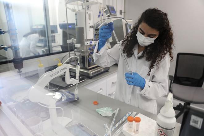 nmzdeki gnlerde deneme retimleri yapacaz. Ardndan bunlar Rusya?ya. Kalite kontrolleri ift tarafl yaplacak. Yani hem burada (Bakanlk tarafndan) hem de Rusya'da Gameliya Enstits tarafndan yaplacak. Daha sonra da yaza doru, daha byk hacimli retimlere balam olacaz. Ann teknoloji transferi konusunda zamanlama olarak ge kalm deiliz. Hzl ilerleyeceiz. Yaza doru inallah rnleri Trk ila piyasasna ve vatandalara sunmay dnyoruz. Ekiplerimiz gece gndz alyor?