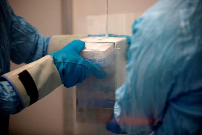 ?AIYI GELTRENLER LE AYNI TEKNOLOJYE SAHP OLMAK ZORUNDASINIZ?  Ann Rusya'da, devlet destekli Gamelya Enstits tarafndan gelitirildiine iaret eden Ferhat Farsi, szlerini yle srdrd:    ?130 yllk ciddi bir enstit. ok inovatif alarda imzas olan ciddi bir kurum. Teknoloji salayc olarak (onlar) ve teknolojiyi alan firma olarak (CinnaGen) ayn dili konuabilmek ok nemliydi. Ayn teknolojiye sahip olmak ok nemliydi. Getiimiz Mart aynda Rus yetkililer de buraya geldiler. Tesisi grnce, personelimizin kalifikasyonunu grnce, her eyden emin oldular ve retim iin bir an nce srelere balamak istediler. Ondan sonra da iler hzland. Ann teknoloji transferini gerekletirdik. Bu teknoloji transferinde ann btn retim prosesini, kalite kontrol ile ilgili btn dkmantasyonunu alyorsunuz. Daha da nemlisi a retiminde, ?ann kalbi? diyebileceimiz ana hcre hattn, master cell line? da aldk. Ayrca adenovirs asn retebilmek iin gerekli olan virs tohumlarn da teslim aldk.?