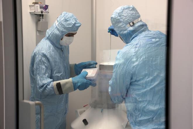 DNYANIN EN GVENL AI TEKNOLOJLERNDEN BR  Adenovirs alarnn ok bilinen bir teknoloji olduunu da belirten Farsi, bu a teknolojisinin 1953 ylndan beri kullanldn vurgulayarak, Sputnik V?nin de bu yntemle ortaya karldn belirtti. Farsi, u bilgileri verdi:    ?Son derece gvenli bu adenovirslerin (ada) kullanm. nsanda herhangi bir hastala sebep olmayan virsler (vektr), corona virsn nemli ve immn yant oluturabilecek fragmann, genetik yapsn tayor. Dolaysyla corona virsten de dolay herhangi bir hastalk oluturma potansiyeli yok. Aksine gl ve kalc bir immn cevap oluturuyor. Bunun iin bu a dnyann en etkili alar arasna giriyor. Bu ann insan hcresinde ya da genetik yapsnda herhangi bir deiiklie yol amas da mmkn deil. Zaten bilinen bir teknoloji. Yllardan beri kullanlyor ok gvenli bir ekilde.