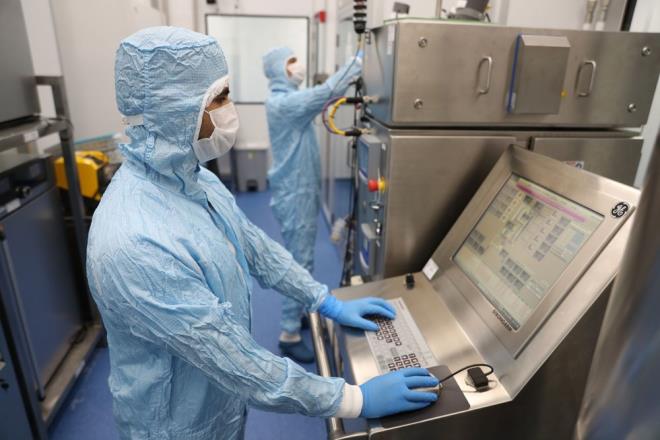 DENEME RETMLERN HEM RUSYA HEM TRKYE NCELEYECEK  Ann gelitirilmesini Gamelya Enstits?nn yaptn ancak ann dnyadaki stratejik anlamalarnn Rusya Dorudan Yatrm Fonu (RDIF) tarafndan organize edildiini anlatan Farsi, ann Trkiye?ye getirilmesinde Salk Bakanl ile birlikte aylardr brokrasi trafii yrten Viscoran la A.. ile kendilerinin ?partner? olduunu ifade etti. Farsi,  szlerini yle noktalad:    ?RDIF ile l bir anlama yapld. Bu anlama u adan nemli, bir kere Rusya ile Trkiye son derece stratejik bir alanda, salk alannda bir ibirlii yapacak. Son derece yksek teknolojiye sahip olan bu ann teknolojisinin A'dan Z'ye Trkiye?ye transfer edilmi olmas ok nemli bir husus. Tabii ki burada ilk retimlerimiz ncelikle Trkiye?nin ihtiyacn karlamaya ynelik olacak.