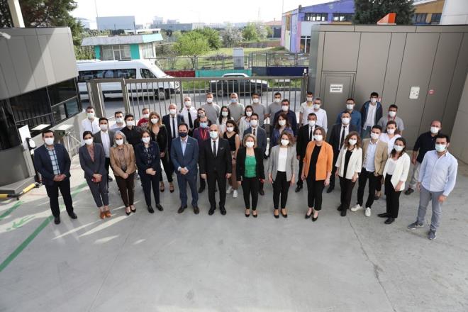 ?UUR AHN LE AYNI KADER YAADIK?    Farsi, ?Aslnda 30 yllk bir biyoteknoloji firmasyz. Trkiye'deki faaliyetlerimize 2016 ylnda baladk ve bu fabrikann al 2019 Haziran aynda oldu. Biz esasen btn hazrlklarmz Trkiye'de ilk monoklonal antikorlarn retimi iin yapmtk. 50 kiilik bir (AR-GE) ekibimiz var. Yurt iinde ve dnda 2 yldan beri ciddi eitimler aldlar biyoteknolojik rnler konusunda. Aslnda geldiimiz sreci Uur ahin hocamn yaadklarna ok benzetiyorum.    nk Uur hocamz da mRNA platformunu, aslnda kanser tedavisi iin kullanacakt. Ama covid pandemisinden sonra bu platformu covid asna kanalize etmek durumunda kald. Biz de zellikle kanser tedavisinde monoklonal antikor retimi iin kendimizi hazrlamtk. Biyoteknolojide monoklinal antikorlar aslnda daha kompleks molekller alarla kyasladmzda. Yani daha yksek teknolojiye ve retime hazrlanmken a gndemimize girdi pandemiyle beraber? dedi.