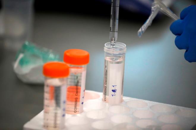 ?DNYA STANDARTLARINDA AI RETM SERTFKASINA SAHBZ?  2020 ylnn sonuna doru, pandeminin balad gnlerde Salk Bakanl?na yaptklar GMP sertifikasyonu bavurusunun sonulandn ve dnya standartlarnda retim yapabilme anlamna gelen, uluslararas geerlilii olan belgeyi almay baardklarn anlatan Farsi, ?Bu, biyoteknolojik rnlerin retimi iin gerekli olan bir belge. Ondan sonra kendimizi a retimine adapte ettikten sonra da Salk Bakanl'na tekrar bavurduk ve eitli denetimlerden sonra bu kez a retimine zel ilave sertifikasyon yapld. Daha sonra da rn spesifik, yani Sputnik asna zel olarak tekrar bavuru yaptk. Onda da rn spesifik olarak yani rne has olarak bir GMP sertifikasyonu ilavesi gerekletirildi? diye konutu.