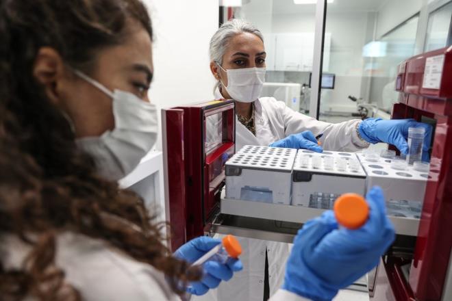 Daha sonra RDIF de o ynde bir karar verirse, evre lkelere hra edilmesi sz konusu olacak. Buradan en az 10-20 lkeye a ihracat yaplabilecek. Yani Trkiye burada bu blgenin a retim ss olacak. Bu adan dndmzde, stratejik bir know how?a sahip oluyorsunuz. ster istemez zaman ierisinde optimizasyon almalaryla kapasiteyi de artrmaya ynelik admlarmz olacak. 30 milyon Euro'luk bir yatrmla bu tesisi erkezky Organize Sanayi blgesinde kurduk. Covid musibeti ile biyoteknolojik rnlerin nemi ok daha iyi anlald hem devlet, hem de vatandalar nezdinde.