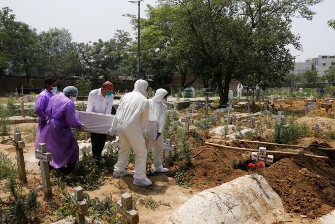 KAI VARYANTI OLABLR M?    Bununla birlikte Washington niversitesi'nden bulac hastalklar uzman Chris Murray, ksa bir sre iinde Hindistan'da meydana gelen ani vaka artnn nedeninin bir "ka varyant? olabileceini syledi. Ka varyant bir toplumsa doal enfeksiyonlardan nceki herhangi bir bakl etkisiz hale getirerek vcutta var olan antikorlarn ilevi yitirmesine neden oluyor.      Murray, "lkedeki ka varyantnn  B.1.617 olduunu dnyorum. Ancak, Hindistan?daki corona virsle ilgili gen dizileme verileri olduka yetersiz. ngiliz ve Gney Afrika varyantlar da lkedeki birok eyalette hakim? dedi.