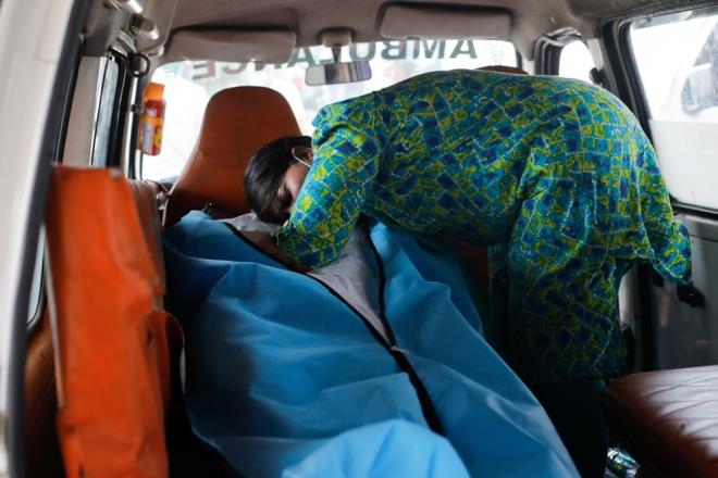 HNDSTAN MUTASYONU HANG LKELERE SIRADI?    DS, ilk olarak Hindistan'da bulunan B.1.617 varyantnn  GISAID ak eriim veritabanna "en az 17 lkeden" yklenen bin 200?den fazla genetik  dizide tespit edildiini syledi. Kurulu,, pandemiyle ilgili haftalk epidemiyolojik gncellemesinde "ou sekans Hindistan, ngiltere, ABD ve Singapur'dan yklendi" ifadelerini kulland. Varyantn tespit edildii bilinen dier lkeler ise u ekilde; Trkiye, Belika, Almanya, rlanda, Hollanda, svire, Fransa, Japonya, Guadeloupe, Gney Kore, Fiji, Sri Lanka ve Nepal.