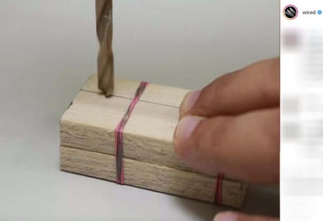 Sonrasnda bir matkap bulmanz gerekiyor. Birbirine baladmz iki tahta parasna uygun delikler aacaz.