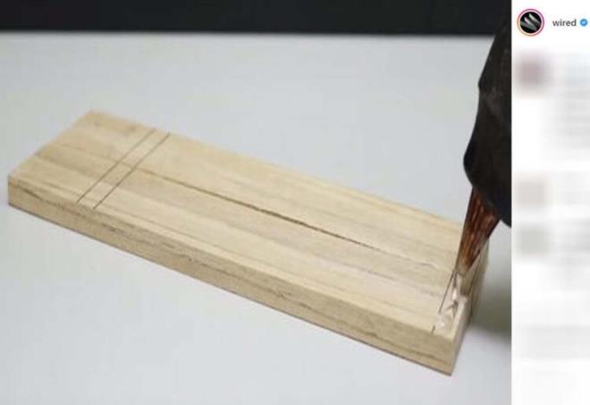 Sonrasnda tutkal kullanarak tahtalarn u noktalarna yaptrc sryoruz.