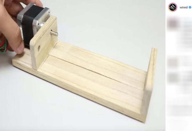 Ardndan tahtaya atmz oyuklarn iine bu motoru yerletiriyoruz.