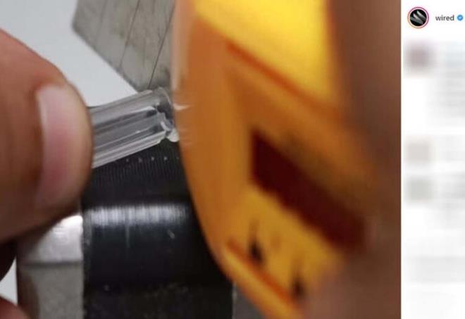 Onun sapn falatayla kesip ayrmamz gerekiyor.