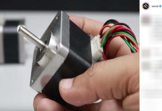 Sonrasnda basit bir DC motor temin edip kenarlarna tutkal sryoruz.