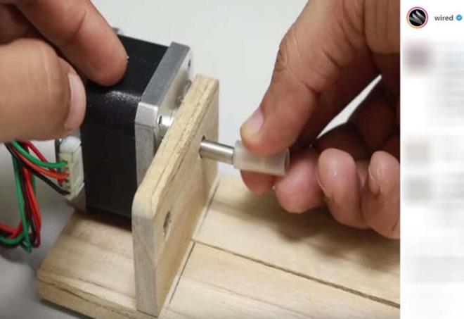 Kesip aldmz plastik parasn da motorun ubuunun ucuna yerletiriyoruz.