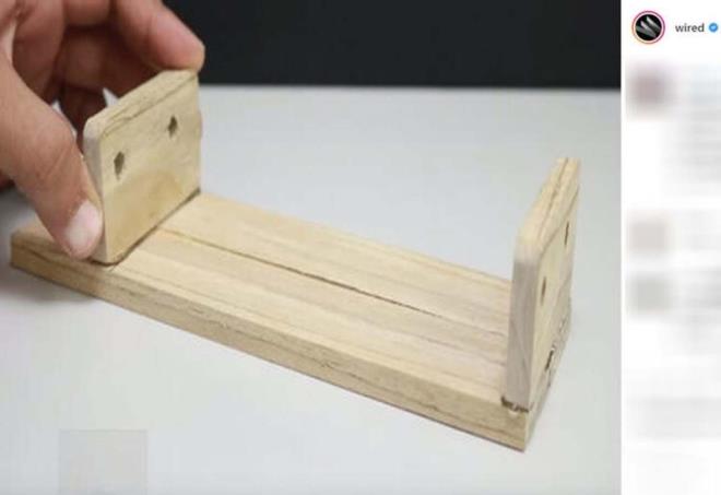 Bu ilemin ardndan elimizdeki iki kk tahta parasn dikey ekilde yerletiriyoruz.