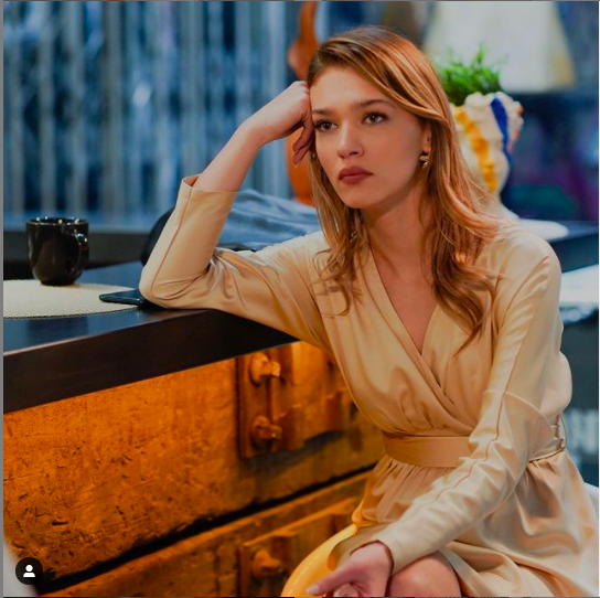 FOX'un romantik komedi dizisi Sen al Kapm 39. son blmn ardndan sezon aras verdi. Yaklak 10 aydr aralksz alan oyuncular ve set ekini ksa bir mola verdi.