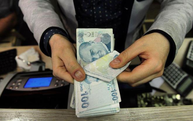 Cumhurbakan Erdoan emekli ikramiyelerine enflasyon zamm yaplacan duyurmu  ve getiimiz haftalarda yapt aklamada "Bin art enflasyon. Bu da byk ihtimalle enflasyon 85 TL tutuyor ama onu 100 TL'ye tamamlayacaz. nallah 1100 TL olarak duyuracaz. Bunu da Meclis'e deil kararname ile gndereceim. Vakit kaybetmeden bayrama yetitirelim istiyorum." ifadelerini kullanmt. Peki ikramiyeyi kimler alacak? Nasl denecek Sabah'tan Faruk Erdem merak edilen sorulara yant verdi.